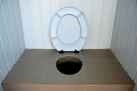 Как обустроить дачный туалет